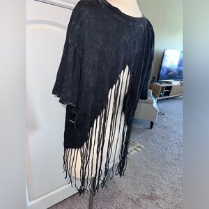 Torrid sz 1 women’s black gray  top 16-18
Shirt
New with tag
Fringe open back
